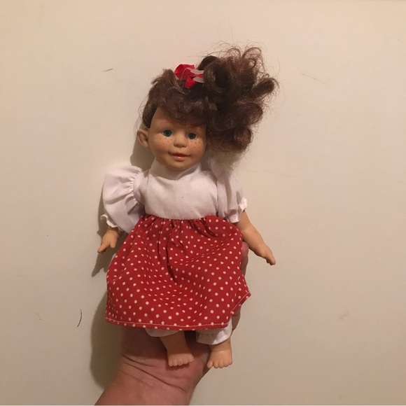 1990S WAY OUT TOYS DOLL 9” FRECKLES POUT BRUNETTE PONYTAIL EXPRESSIONS DOLL - Picture 4 of 12